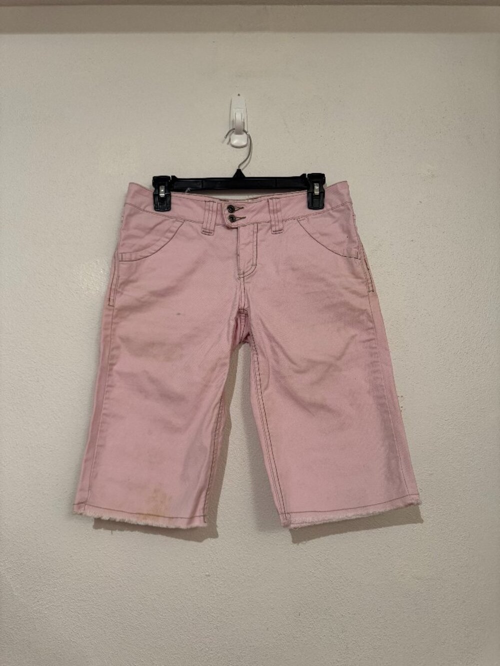 22 Twenty Two Pink Bermuda Shorts with Lace‑Detail Back Pocket – Size 27